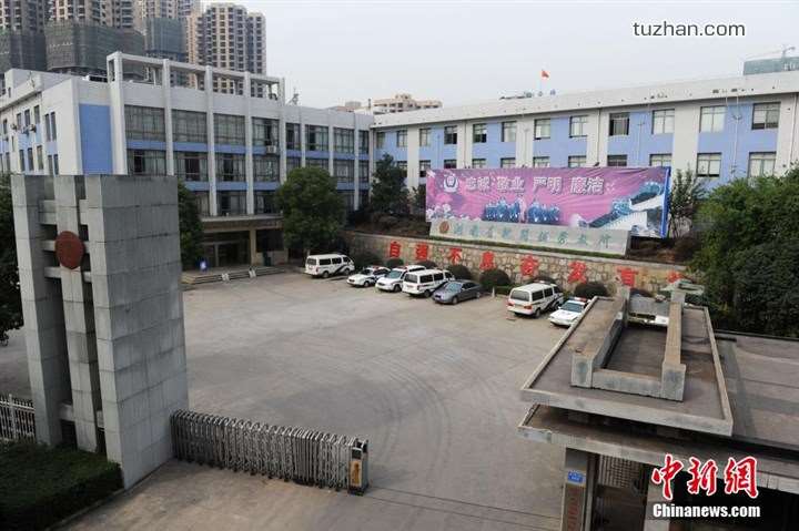 長(zhǎng)沙市坪塘勞動(dòng)教養(yǎng)管理所采購我公司定制生產(chǎn)的11KW二用一備自來水加壓泵站一套，本設(shè)備供水范圍為5公里，供水人數(shù)為3600人，目前本自來水加壓泵站運(yùn)行平穩(wěn)，高效節(jié)能，受到了管理所的一致好評(píng)！